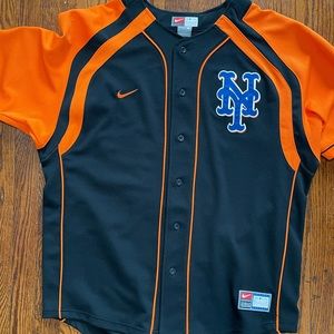 Medium Mets jersey runs big. Fits like xl